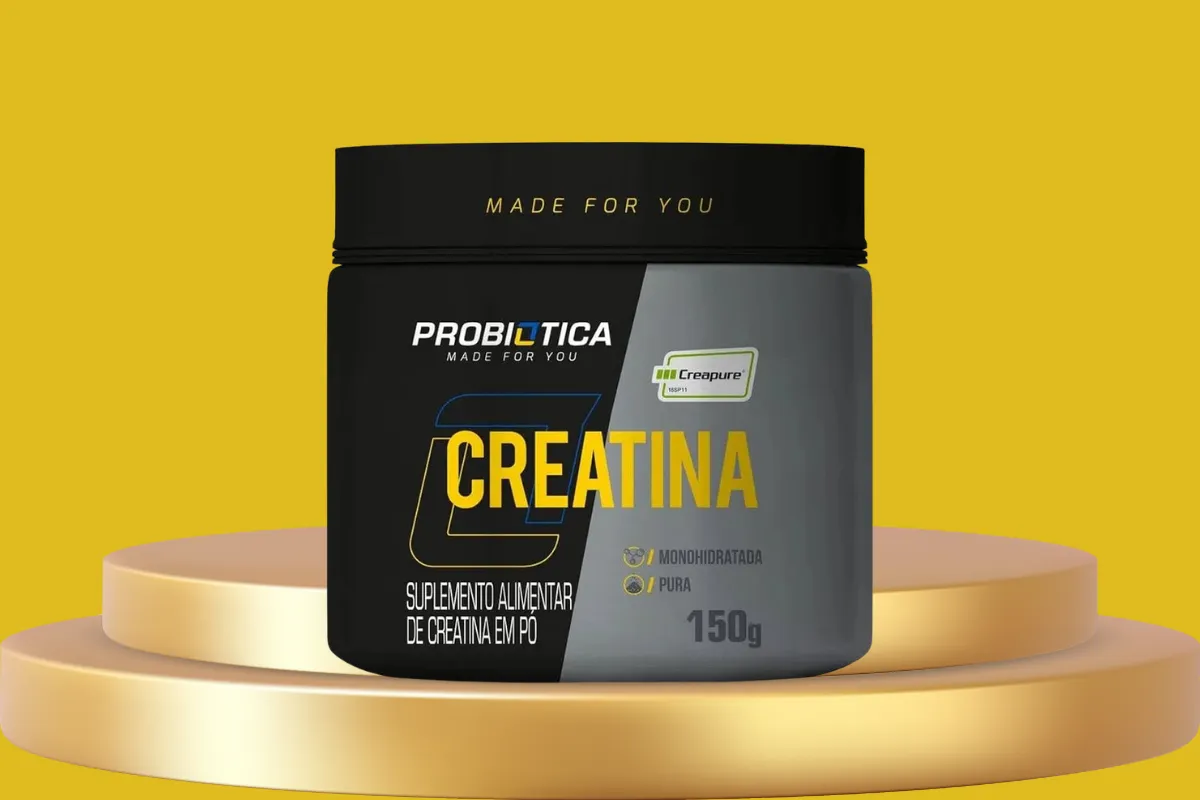 Um pote de creatina da Probiótica em pó, de 150g, sabor sem sabor, sobre um pódio dourado. O pote tem o logotipo da Probiótica em destaque, e a frase "Creatina Monohidratada Pura". Abaixo do pote, há a inscrição "Suplemento alimentar de creatina em pó"